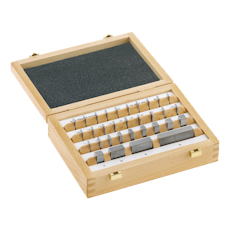 Gauge blocks made of tungsten carbide in a set. Accuracy grade K, 0 or 1 according to DIN EN ISO 3650. Gauge blocks sets in different classifications or as special set for measuring equipment check.