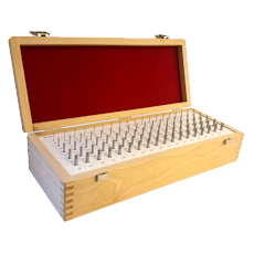Pin gauge sets in different gradation and with various amount of pin gauges in a labeled wooden case. Measuring pins according to DIN 2269